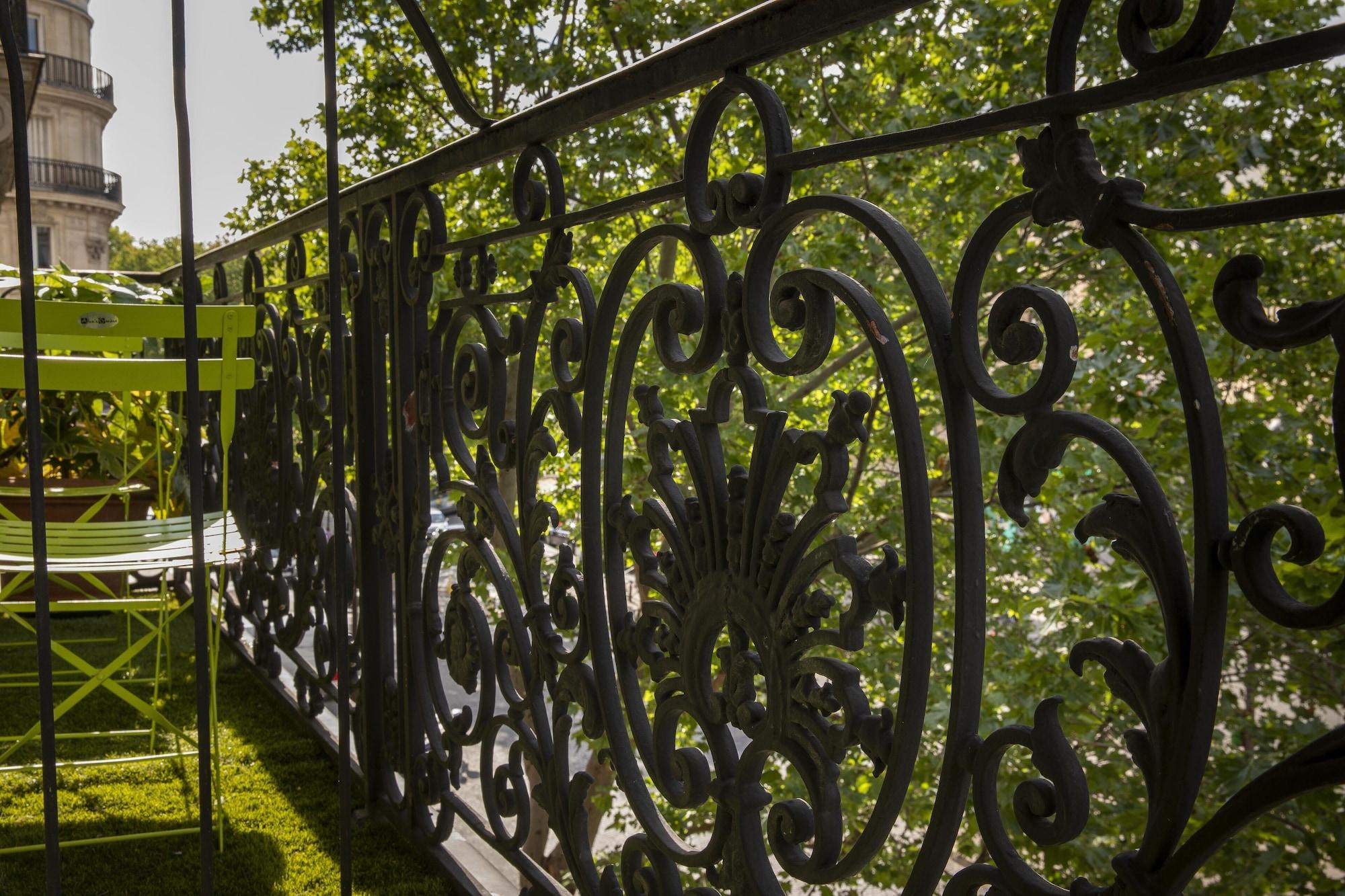 Hotel Plaza Elysees Paris Bagian luar foto